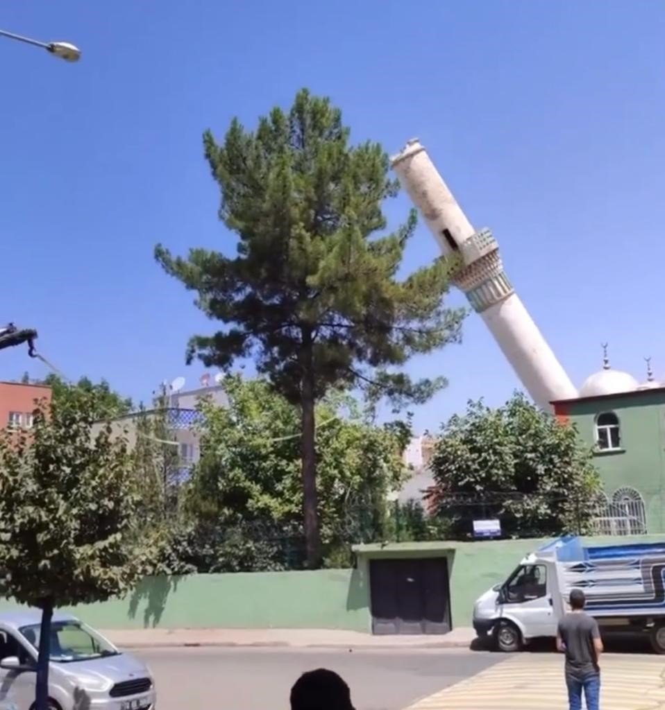 Batman’da cami minaresi kontrollü olarak yıkıldı