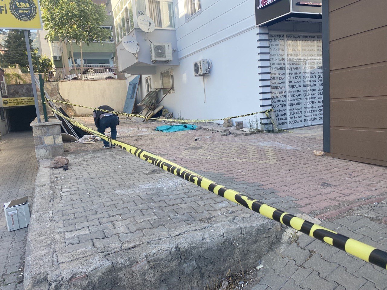 4 katlı binanın çatısından düşen 5 yaşındaki çocuk hayatını kaybetti