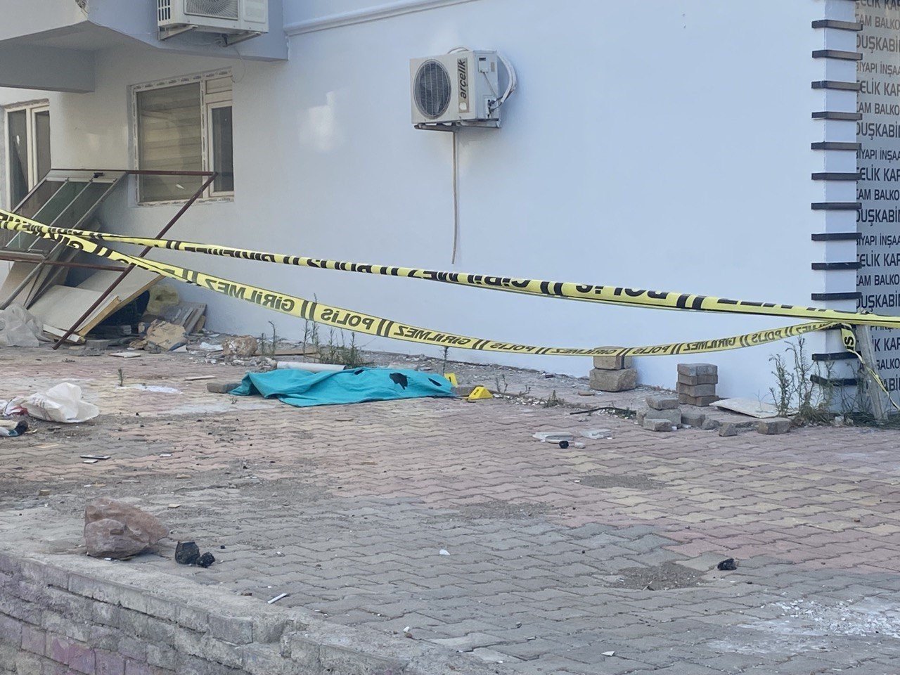 4 katlı binanın çatısından düşen 5 yaşındaki çocuk hayatını kaybetti