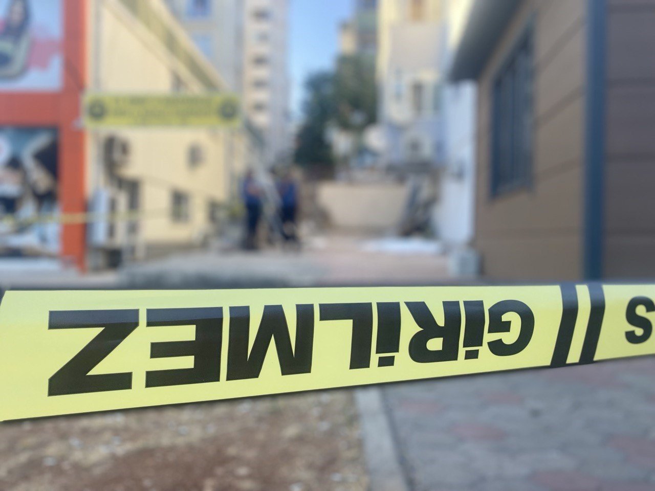 4 katlı binanın çatısından düşen 5 yaşındaki çocuk hayatını kaybetti