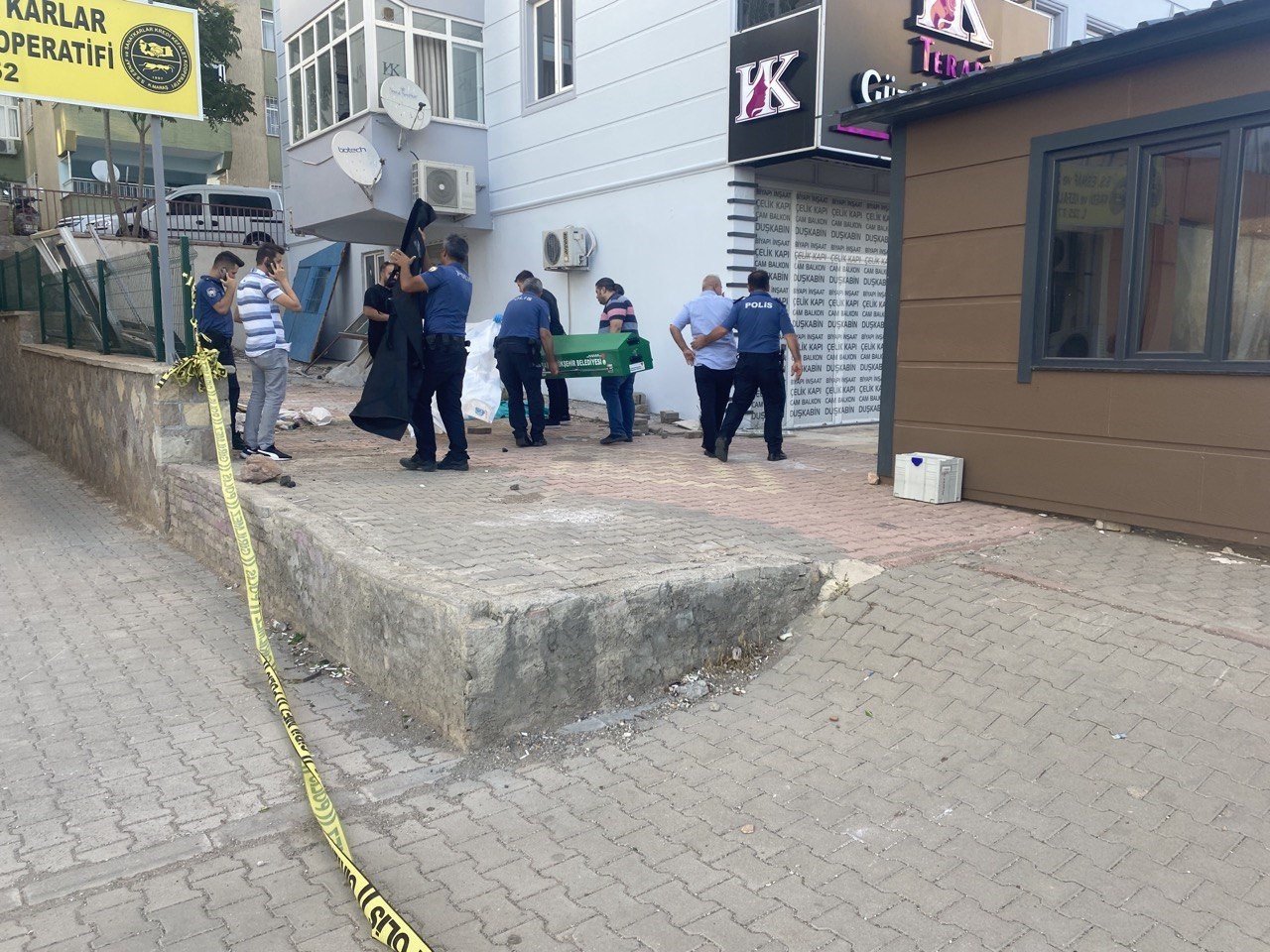 4 katlı binanın çatısından düşen 5 yaşındaki çocuk hayatını kaybetti