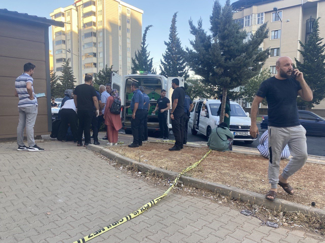 4 katlı binanın çatısından düşen 5 yaşındaki çocuk hayatını kaybetti