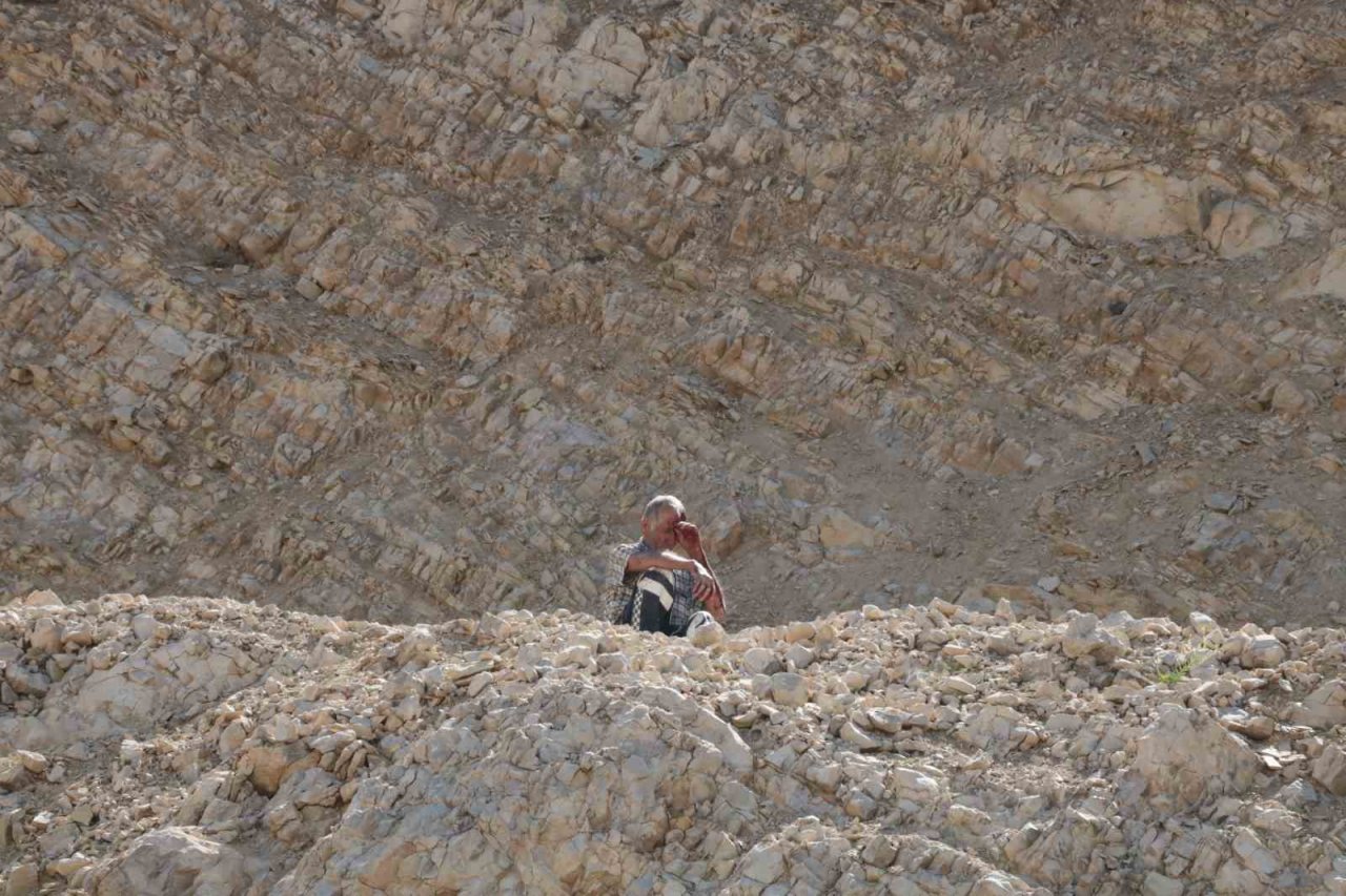 Dağ çayı toplarken depreme yakalandı, ayakları kayıp kayalıklardan düştü