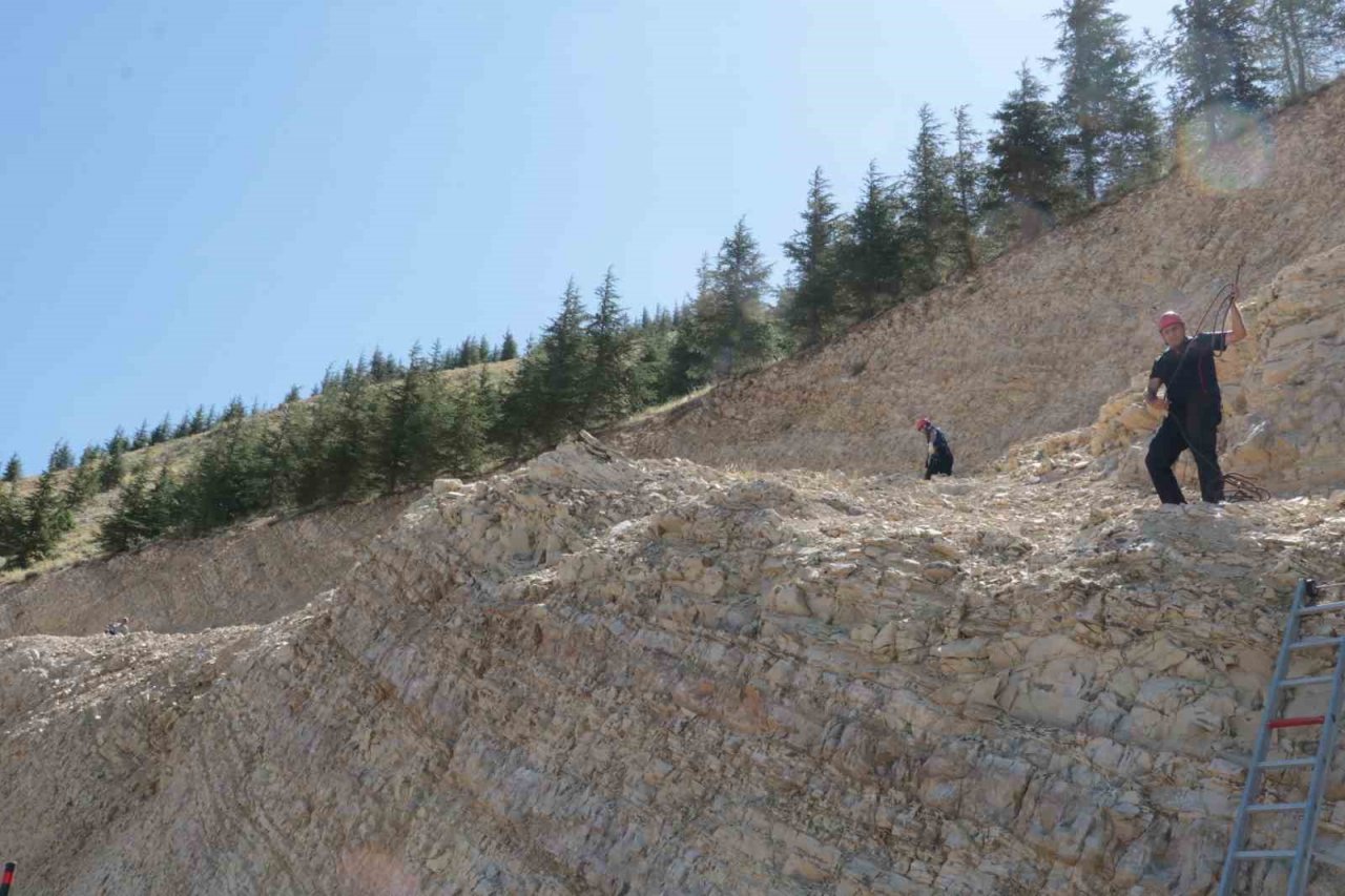 Dağ çayı toplarken depreme yakalandı, ayakları kayıp kayalıklardan düştü