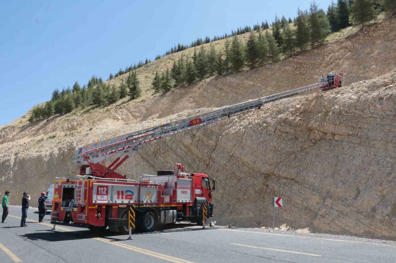 Dağ çayı toplarken depreme yakalandı, ayakları kayıp kayalıklardan düştü