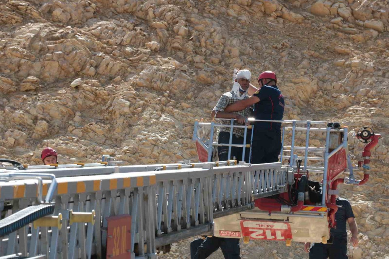 Dağ çayı toplarken depreme yakalandı, ayakları kayıp kayalıklardan düştü