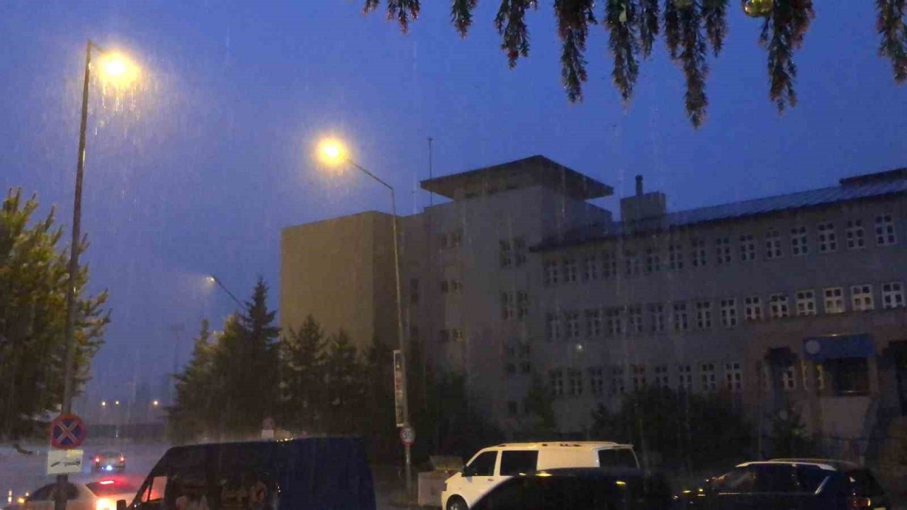 Kars’ta şimşekler gökyüzünü aydınlattı