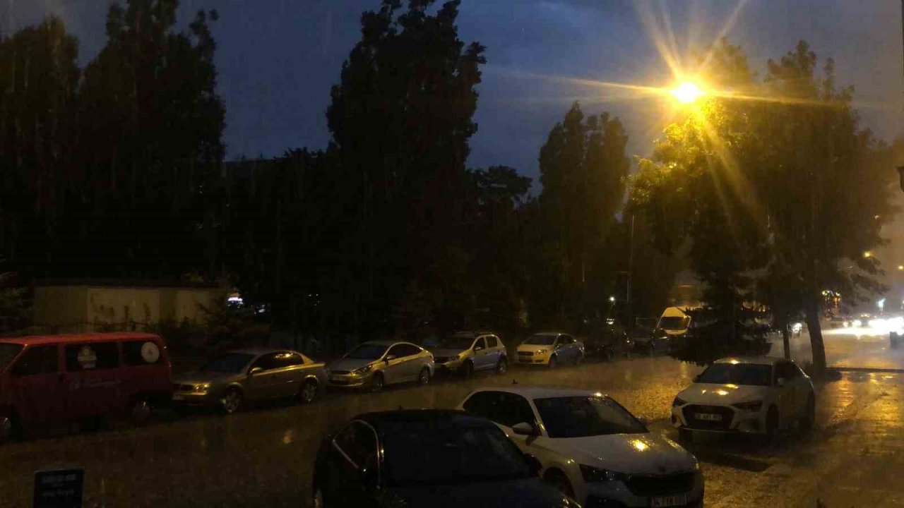 Kars’ta şimşekler gökyüzünü aydınlattı