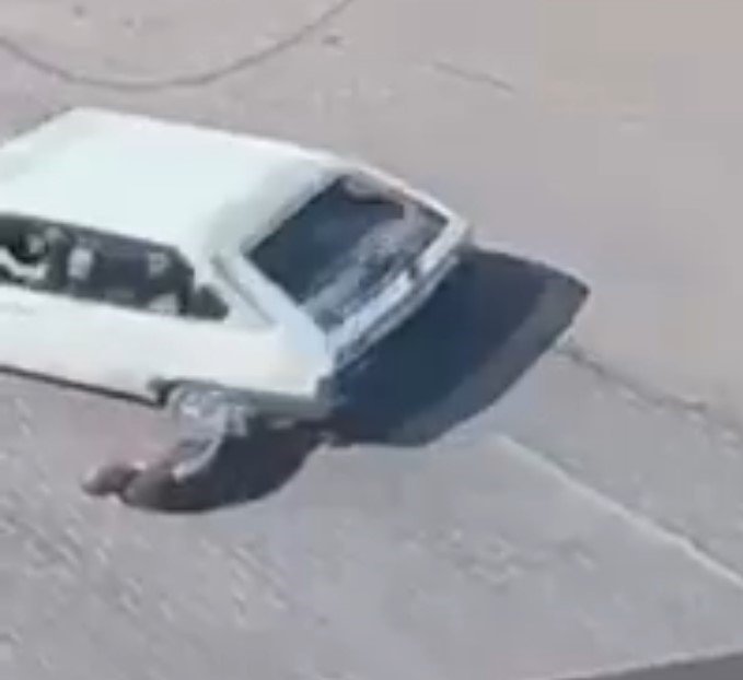 Kadın sürücü, karşıya geçmek için yoldan duran yayayı ezdi, o an ise kameralara böyle yansıdı