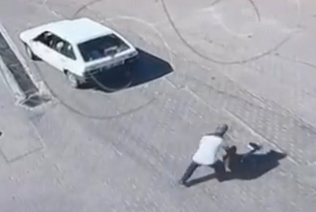 Kadın sürücü, karşıya geçmek için yoldan duran yayayı ezdi, o an ise kameralara böyle yansıdı