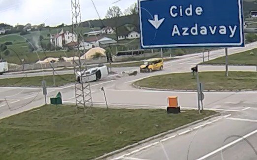 Kadın sürücü, karşıya geçmek için yoldan duran yayayı ezdi, o an ise kameralara böyle yansıdı