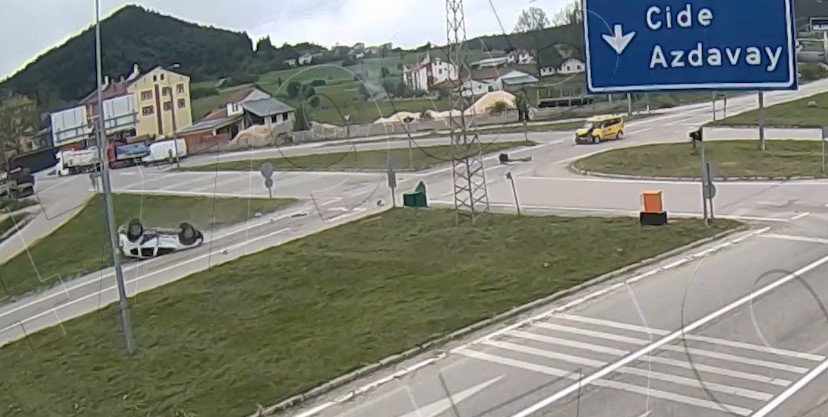 Kadın sürücü, karşıya geçmek için yoldan duran yayayı ezdi, o an ise kameralara böyle yansıdı