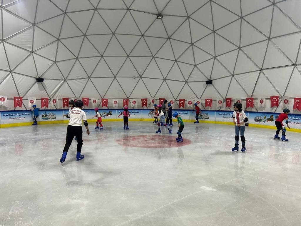 Keçiören’de çocuklar buz pateniyle serinledi