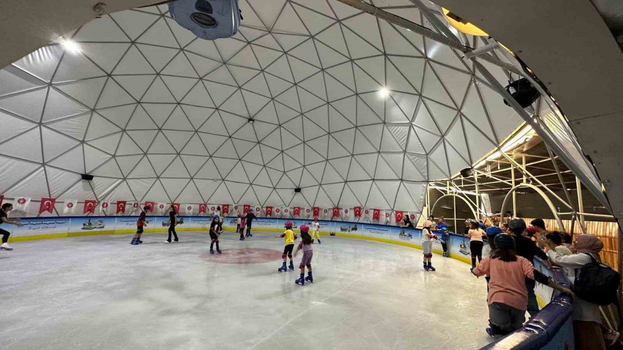 Keçiören’de çocuklar buz pateniyle serinledi