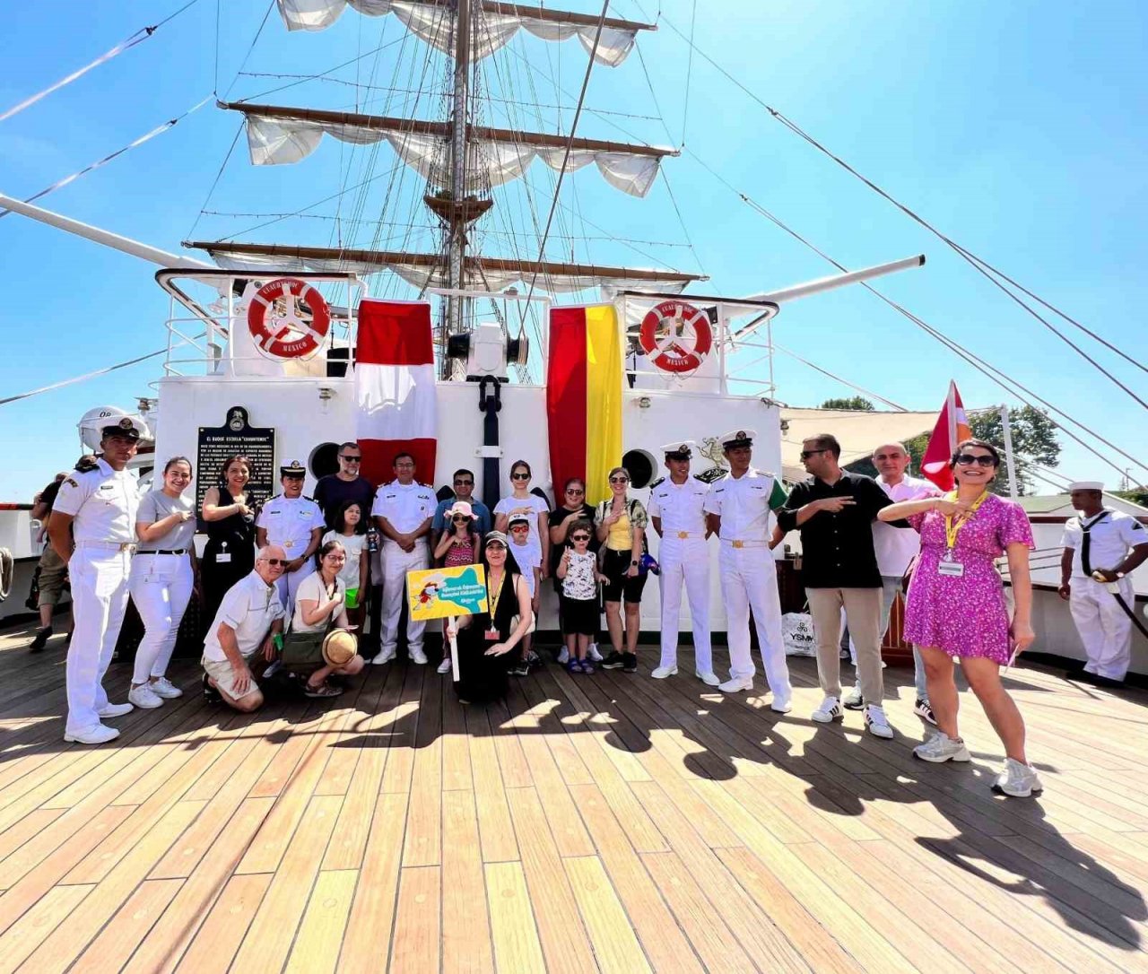 B-KidZanian üyeleri, Meksika donanma gemisini ziyaret etti