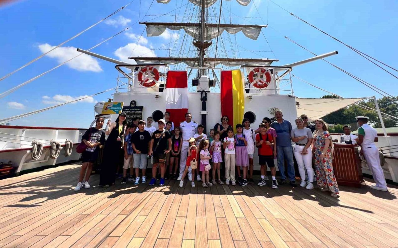 B-KidZanian üyeleri, Meksika donanma gemisini ziyaret etti