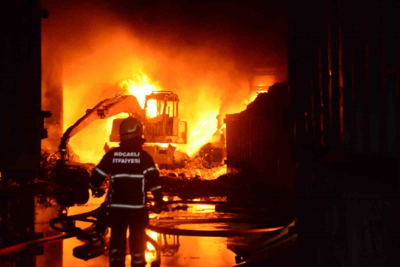 Kimyasal atık yangını yaklaşık 3 saatte kontrol altına alındı