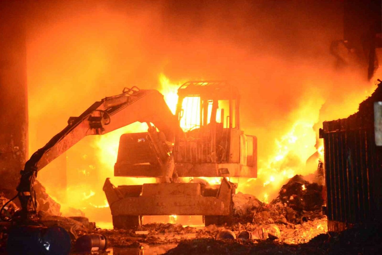 Kimyasal atık yangını yaklaşık 3 saatte kontrol altına alındı