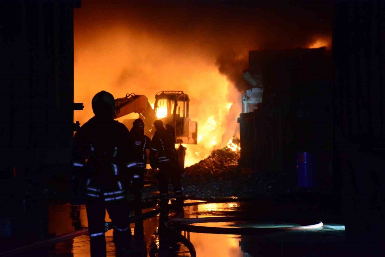 Kimyasal atık yangını yaklaşık 3 saatte kontrol altına alındı