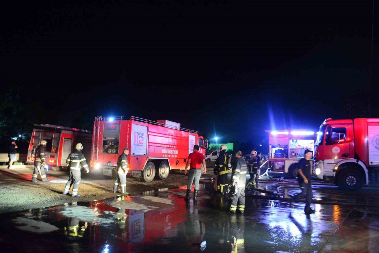 Kimyasal atık yangını yaklaşık 3 saatte kontrol altına alındı