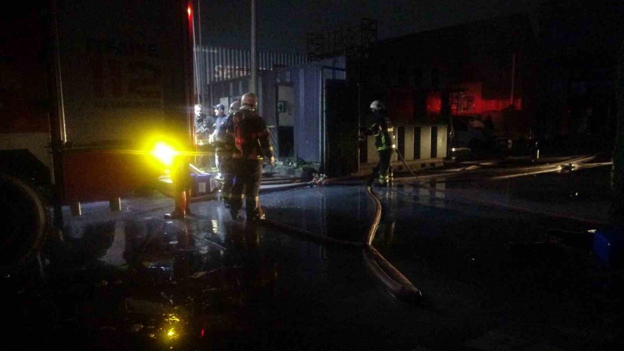 Kimyasal atık yangını yaklaşık 3 saatte kontrol altına alındı
