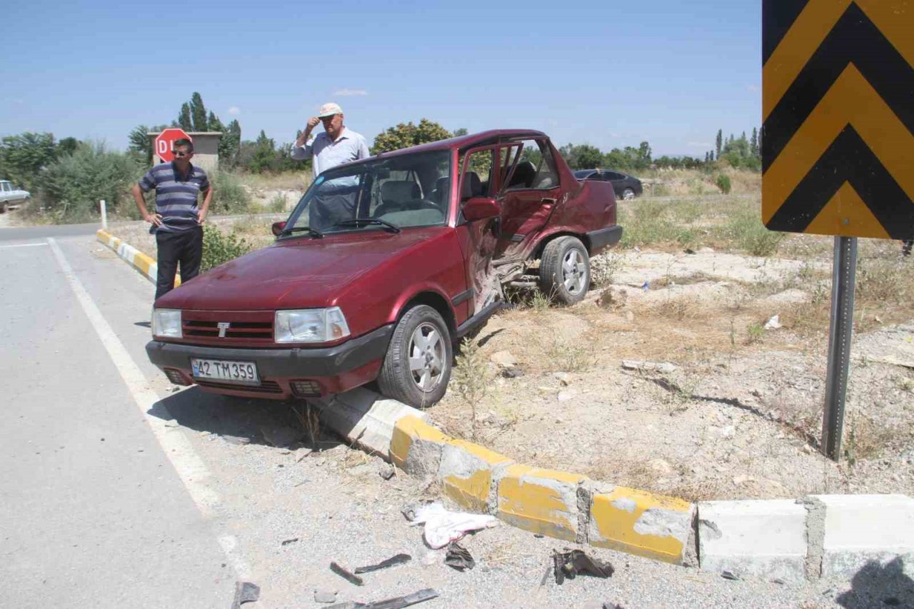 Konya’da 2 otomobil çarpıştı: 3 yaralı