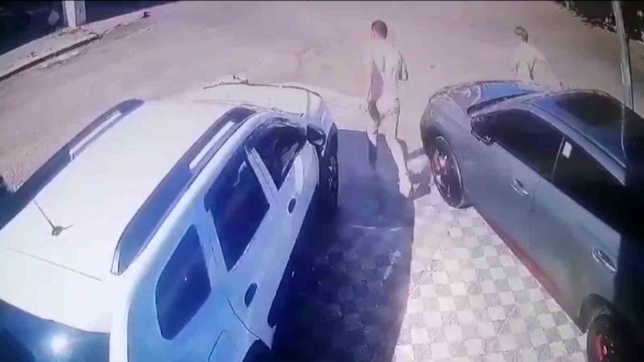 Adana’da 5.5 büyüklüğündeki deprem anı kameraya yansıdı