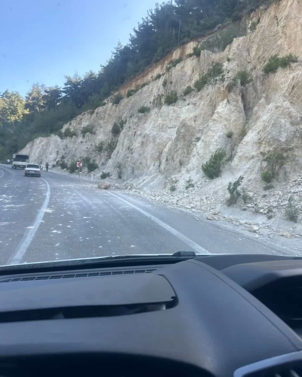 Adana’da 5.5 büyüklüğündeki deprem anı kameraya yansıdı