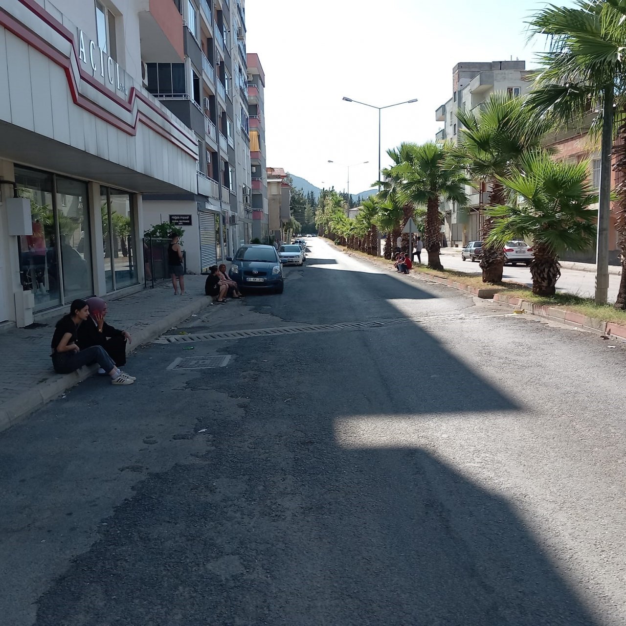 Adana’da 5.5 büyüklüğündeki deprem anı kameraya yansıdı