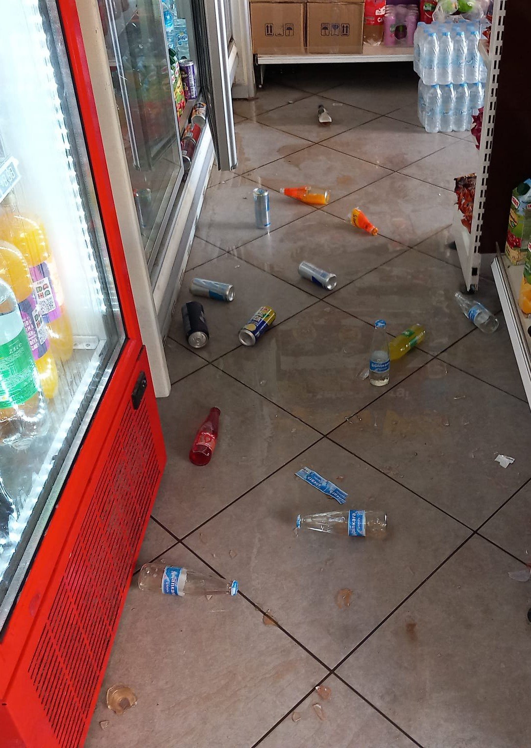 Adana’da 5.5 büyüklüğündeki deprem anı kameraya yansıdı