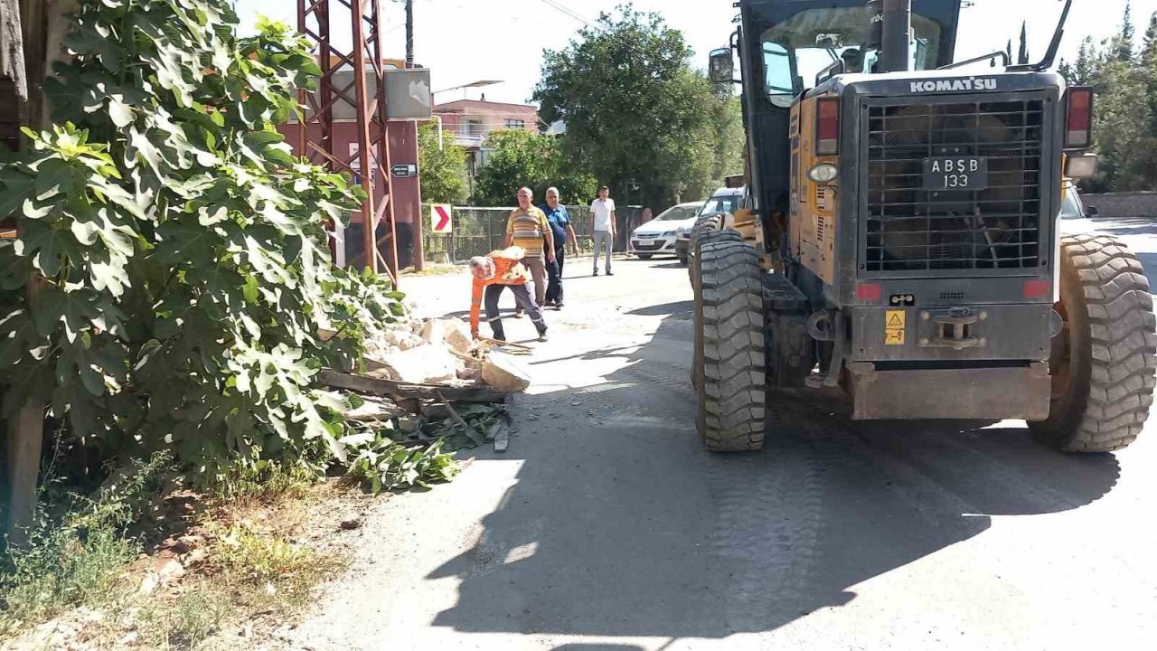 Adana’da 5.5 büyüklüğündeki deprem anı kameraya yansıdı