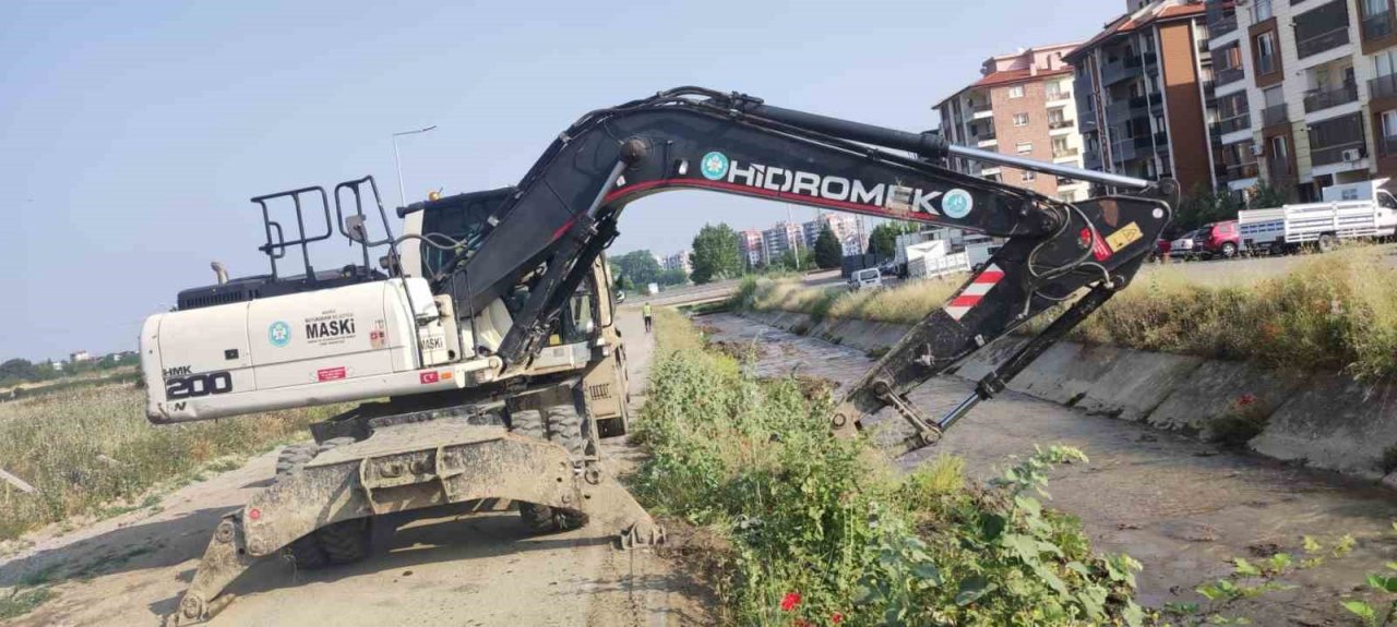 MASKİ, Salihli’deki Çakallar Deresi’ni temizledi