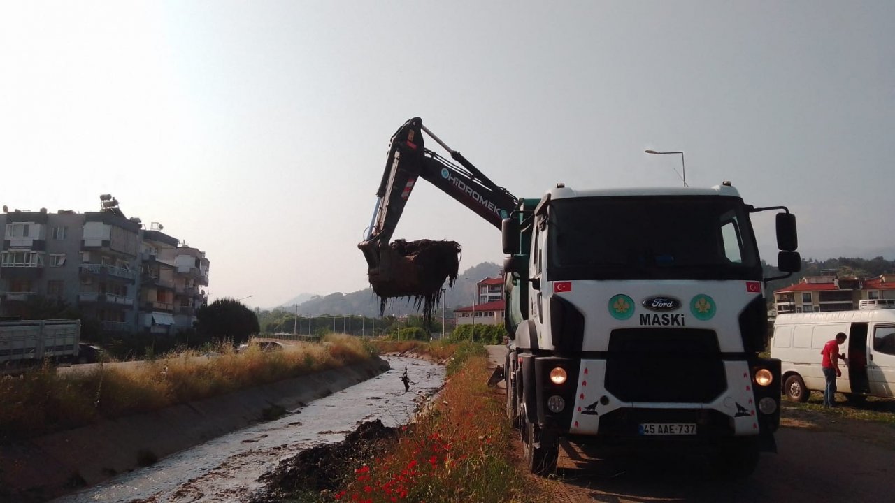 MASKİ, Salihli’deki Çakallar Deresi’ni temizledi