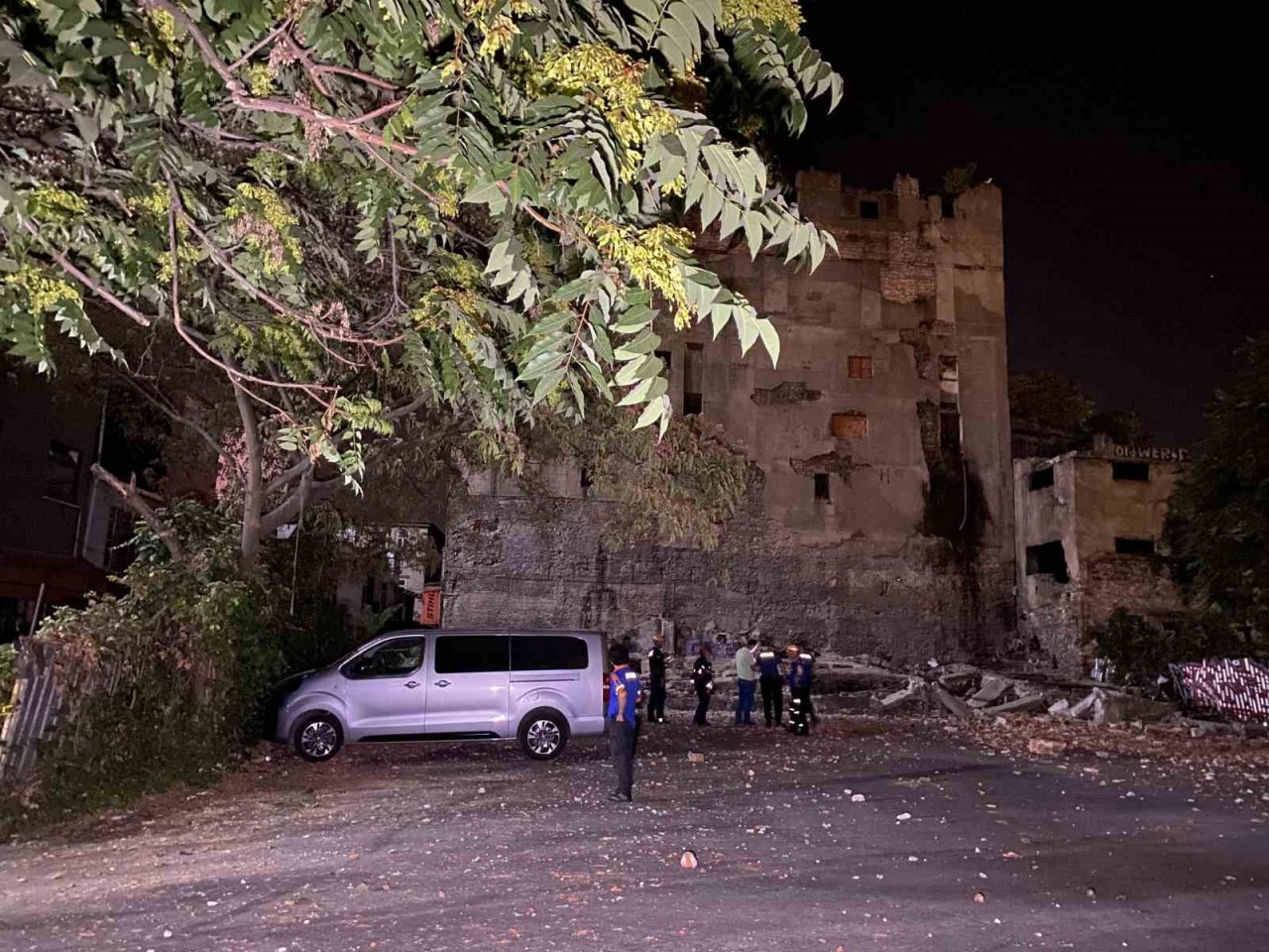 Beyoğlu’nda metruk binada çökme meydana geldi