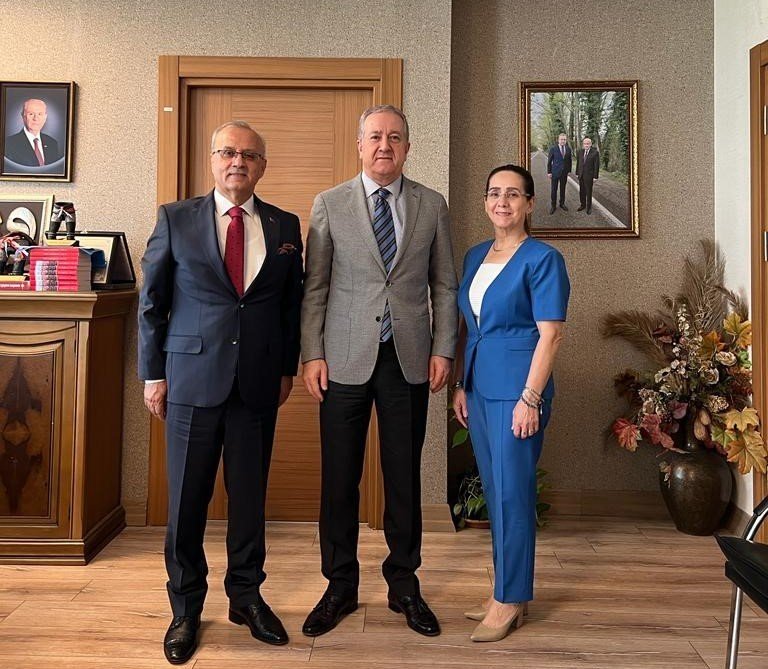 Başkan Kayda, Salihli’nin ’il olma’ talebi dosyasını Bahçeli’ye teslim etti