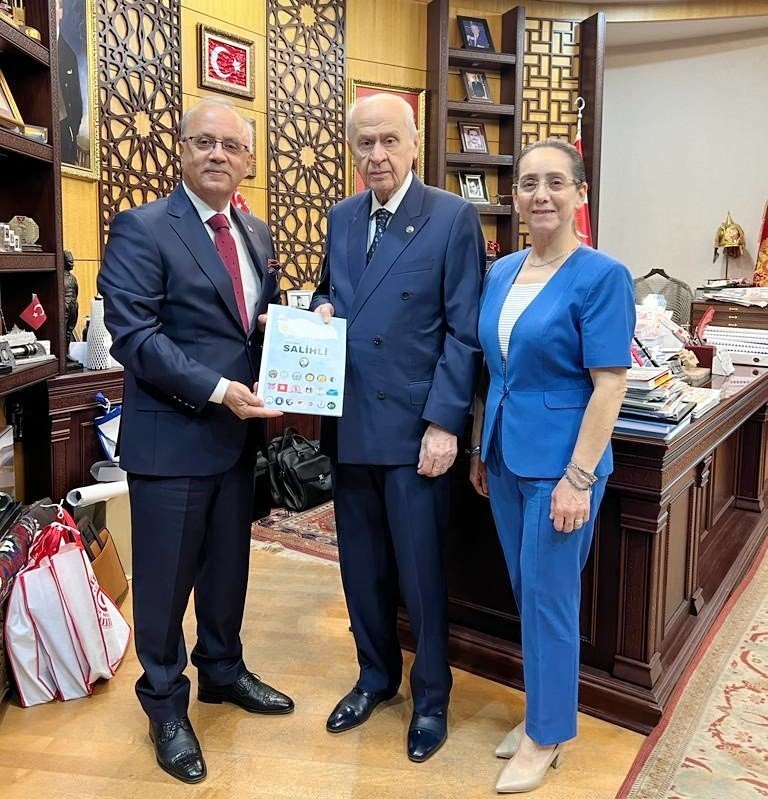 Başkan Kayda, Salihli’nin ’il olma’ talebi dosyasını Bahçeli’ye teslim etti
