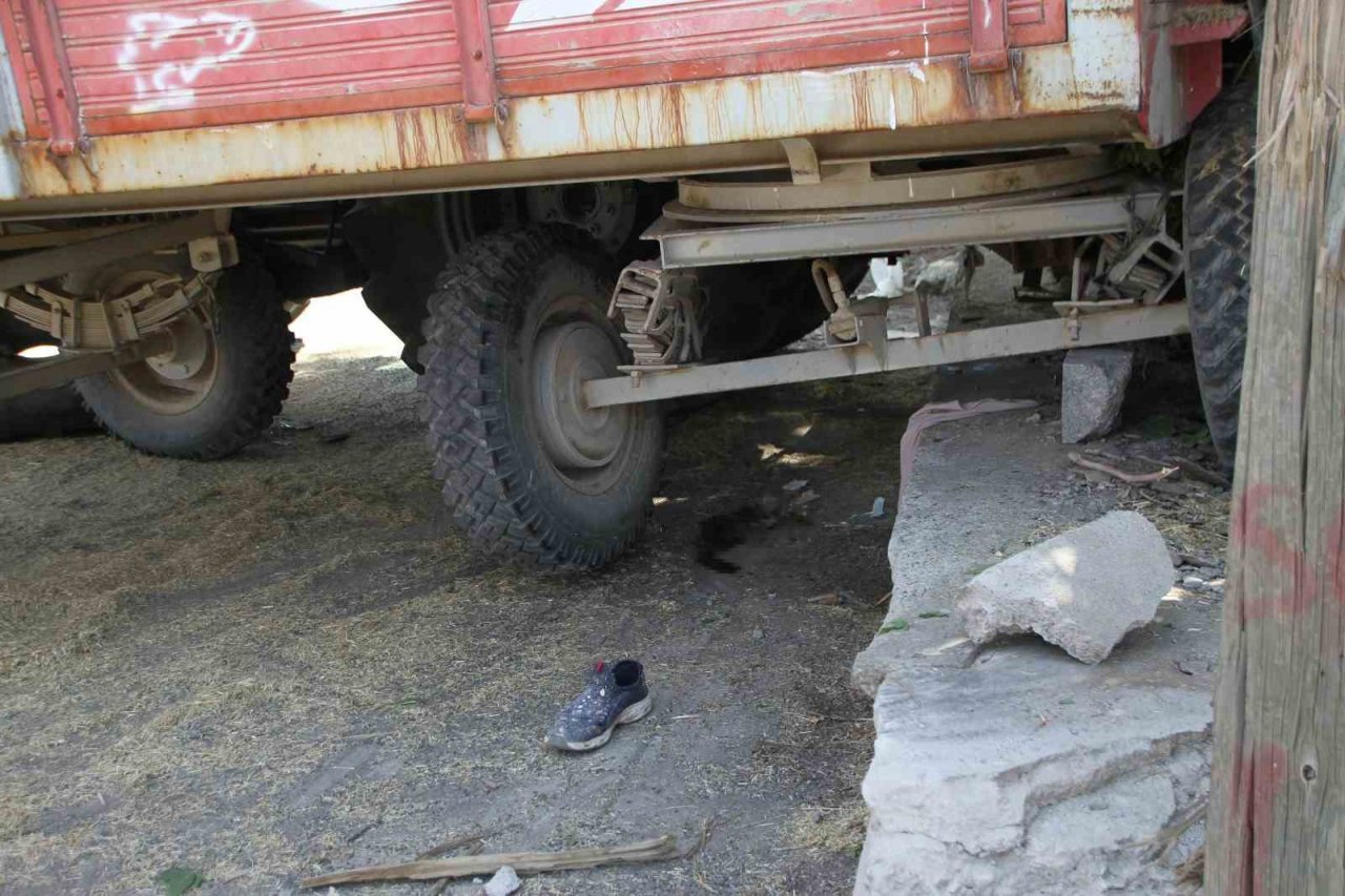 Yol kenarında bekleyenlere traktör çarptı: 1 ölü, 2 yaralı