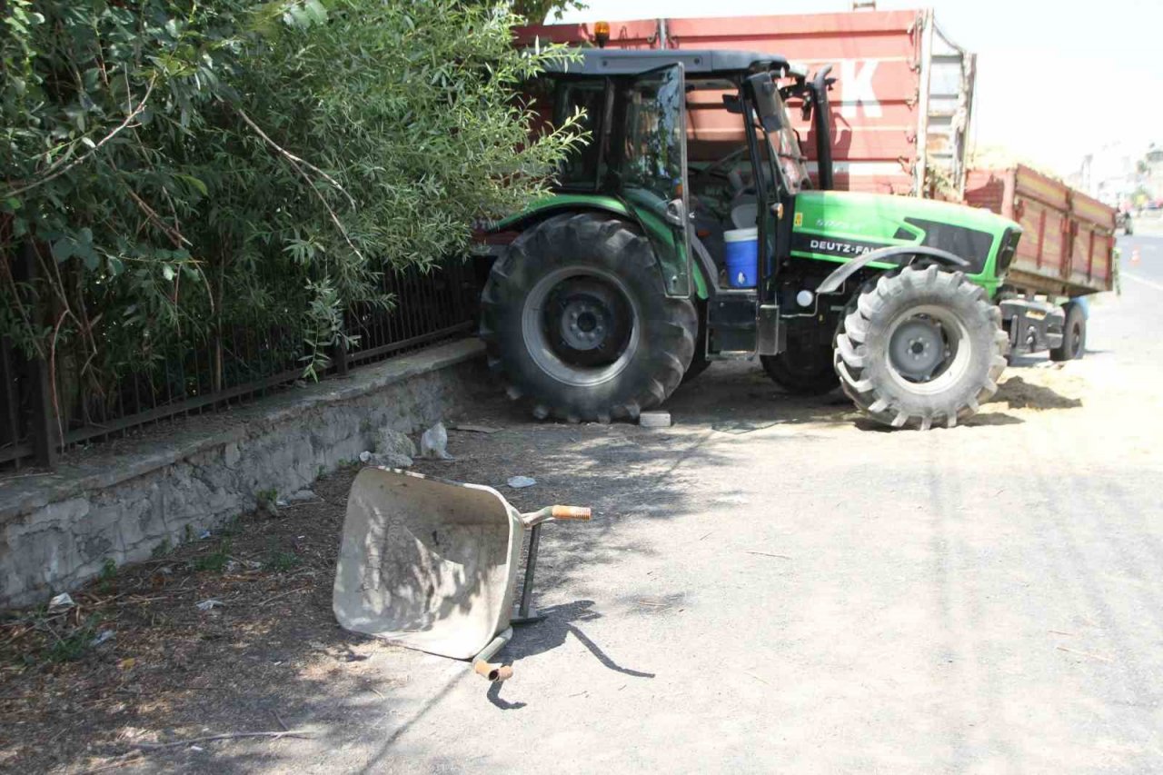Yol kenarında bekleyenlere traktör çarptı: 1 ölü, 2 yaralı