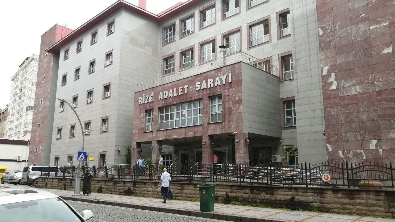 Rize’de bir kişiyi bıçaklayarak öldüren ve iki kişiyi yaralayan şahıs adliyeye sevk edildi