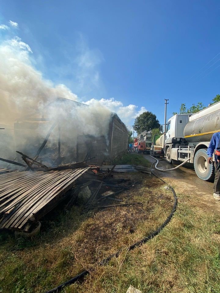 Samanlıkta çıkan yangında bin balya kül oldu