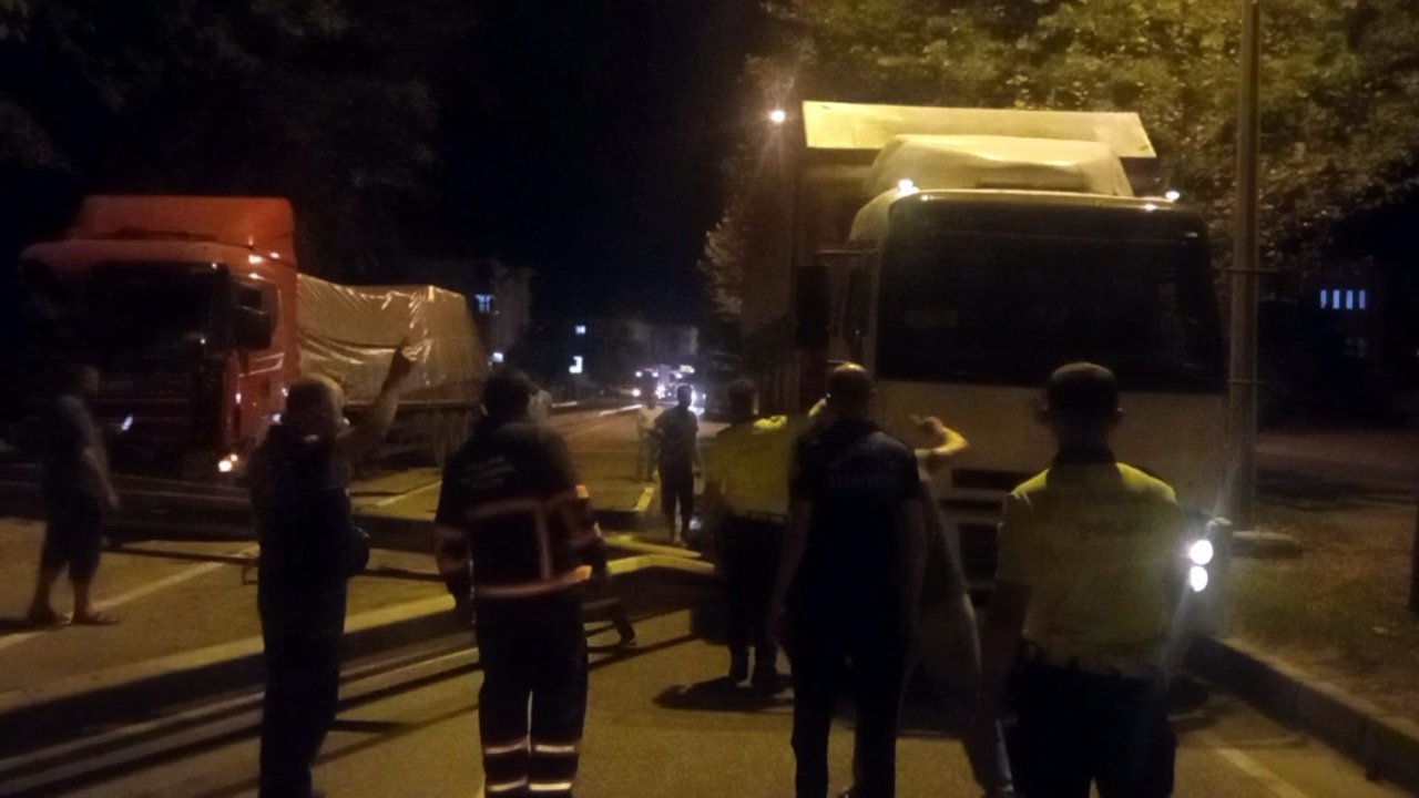 D-650’de tırın çarptığı bariyer yola savruldu, trafik durdu