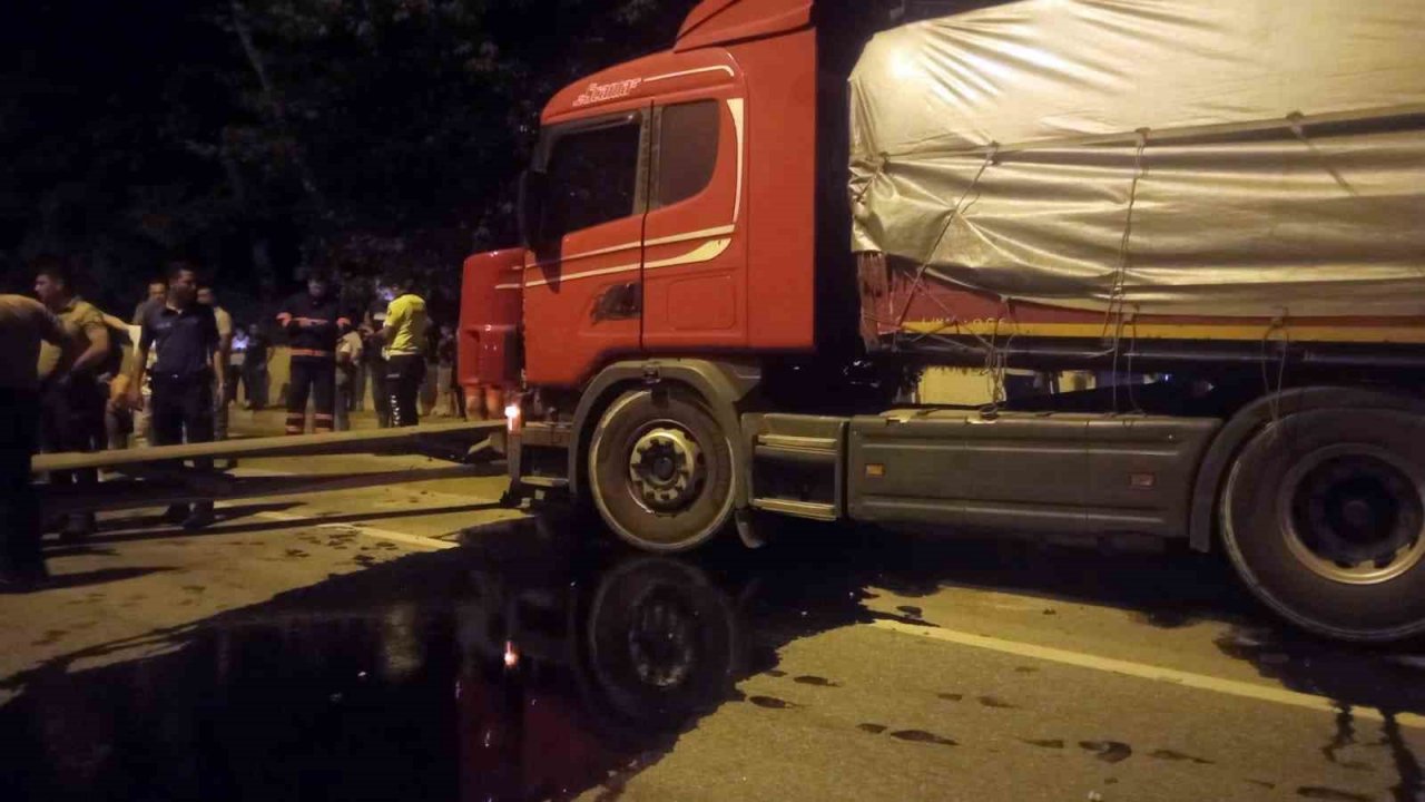 D-650’de tırın çarptığı bariyer yola savruldu, trafik durdu