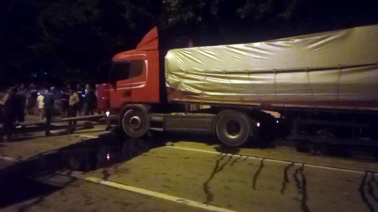 D-650’de tırın çarptığı bariyer yola savruldu, trafik durdu