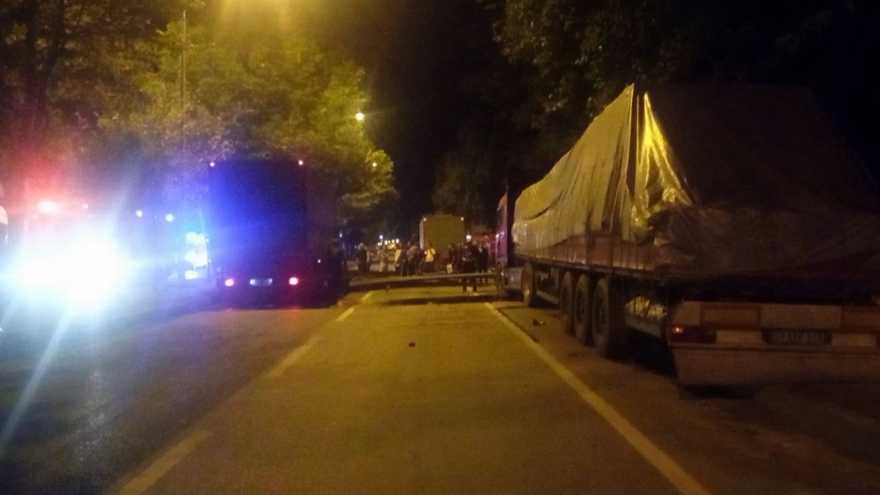 D-650’de tırın çarptığı bariyer yola savruldu, trafik durdu