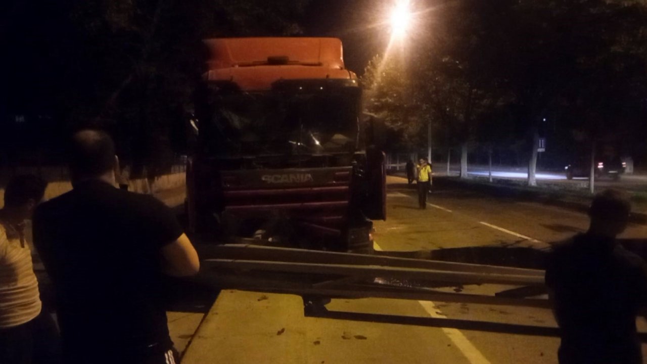 D-650’de tırın çarptığı bariyer yola savruldu, trafik durdu