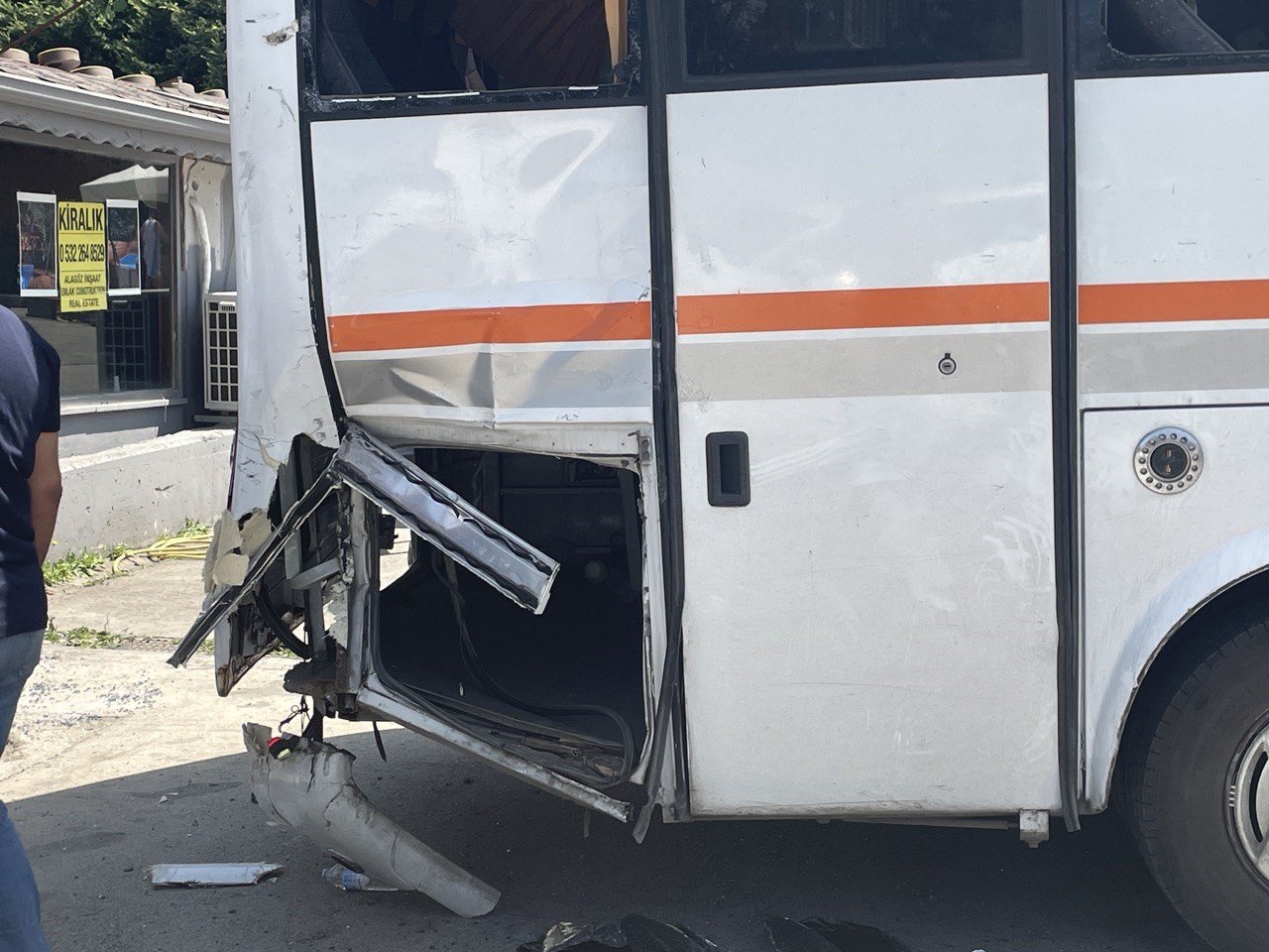 Hafriyat kamyonu ile tur midibüsü çarpıştı: 7 yabancı uyruklu turist yaralandı