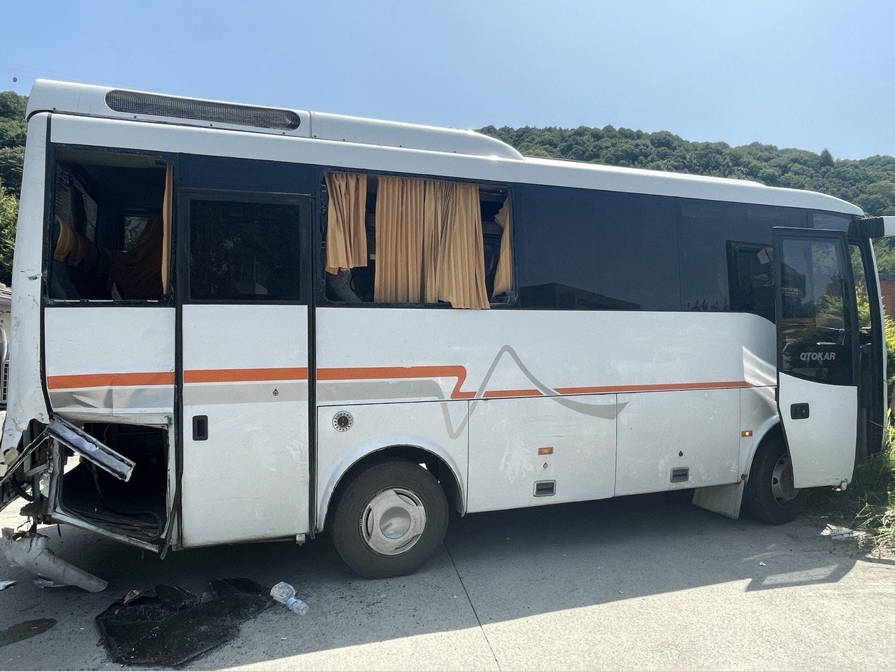 Hafriyat kamyonu ile tur midibüsü çarpıştı: 7 yabancı uyruklu turist yaralandı