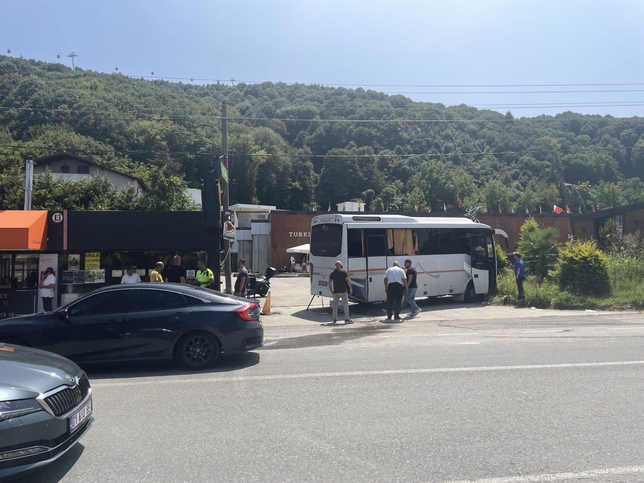 Hafriyat kamyonu ile tur midibüsü çarpıştı: 7 yabancı uyruklu turist yaralandı