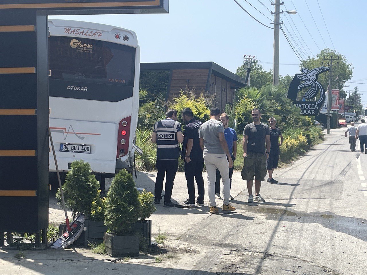 Hafriyat kamyonu ile tur midibüsü çarpıştı: 7 yabancı uyruklu turist yaralandı