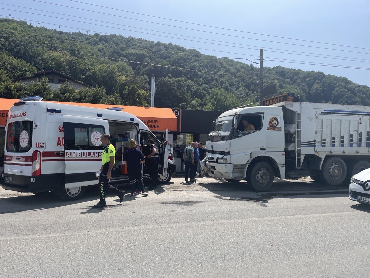 Hafriyat kamyonu ile tur midibüsü çarpıştı: 7 yabancı uyruklu turist yaralandı